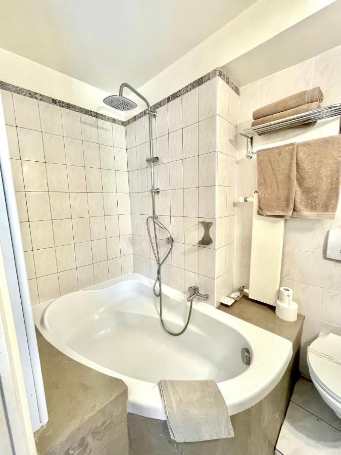 Le Mirval Hotel La Brigue Bagian luar foto