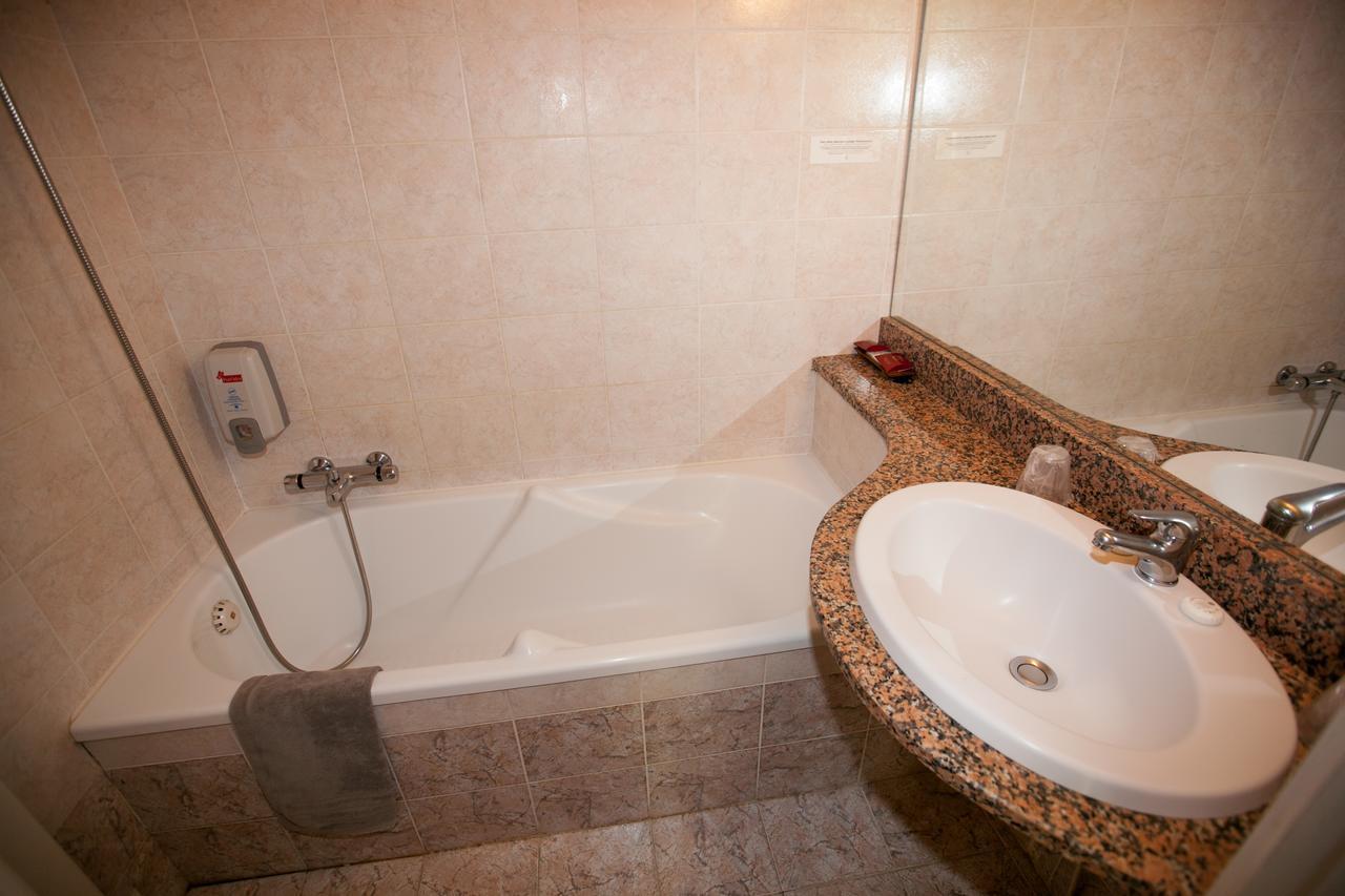 Le Mirval Hotel La Brigue Bagian luar foto
